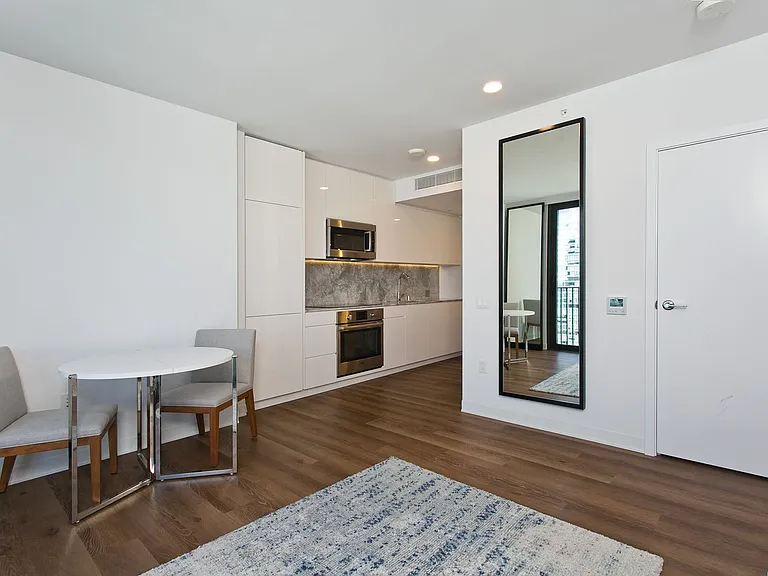 987 Queen St #2516 — Photo 5