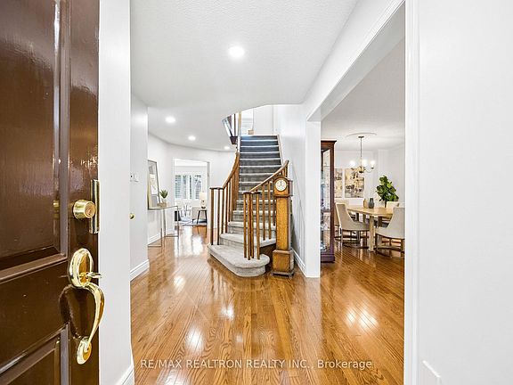 4th image of 37 Dundurn Cres