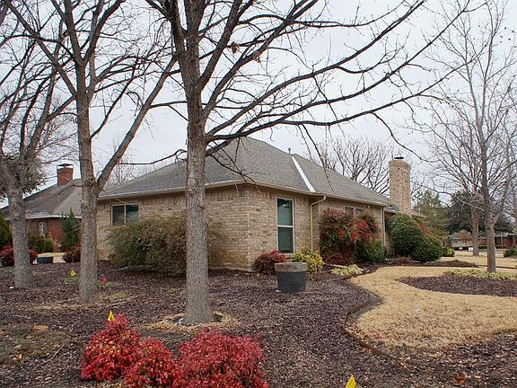 2nd image of 1409 Oxford Ln