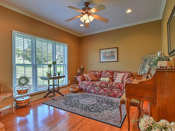 4th image of 568 Moccasin Hills Dr