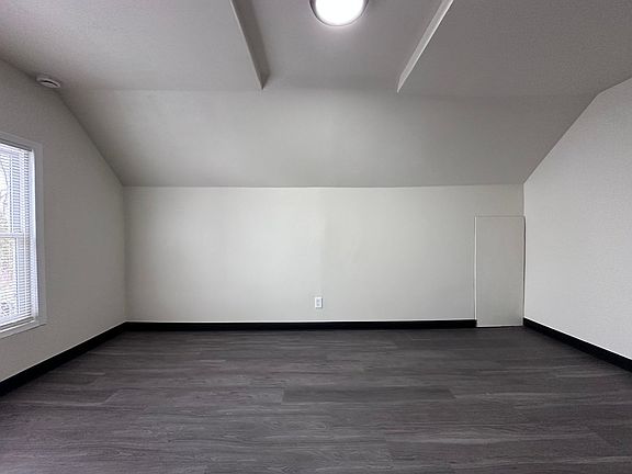 3rd image of 640 Oak St