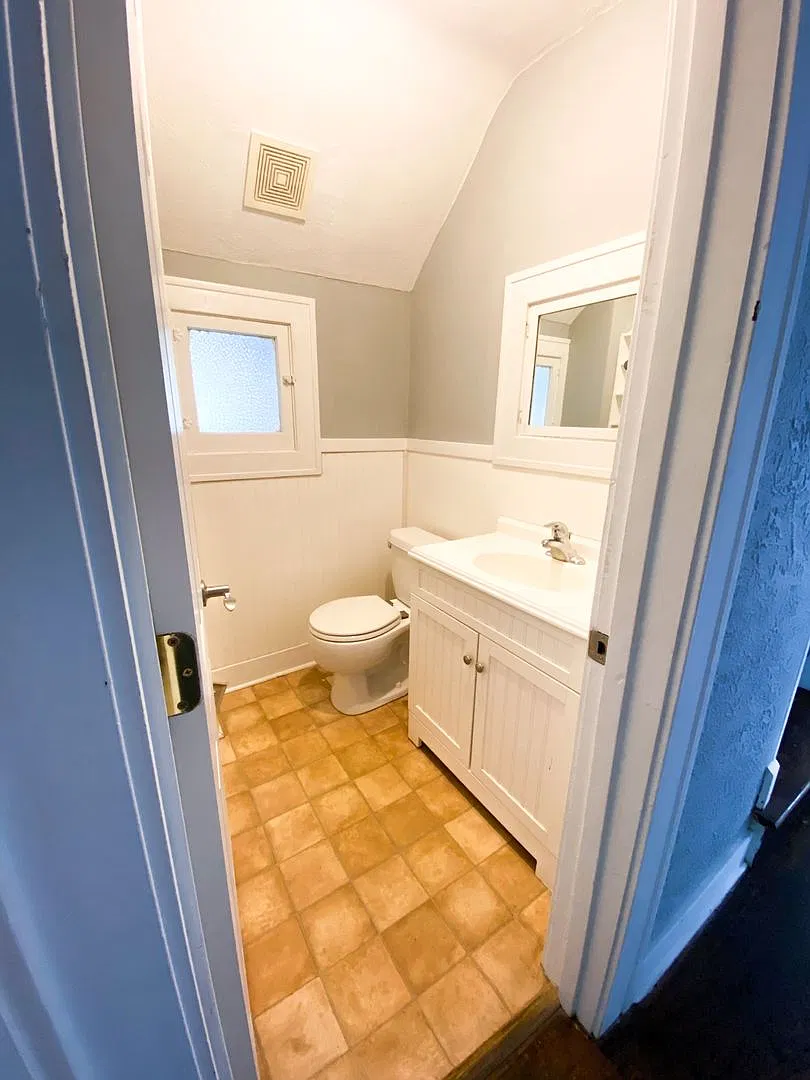 3 bedroom and 1.5 bathroom house just a few blocks from Mackey! — Photo 2