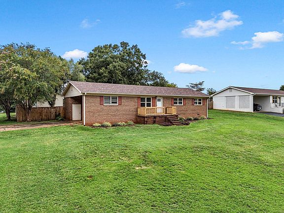 4th image of 128 Twin Creek Dr