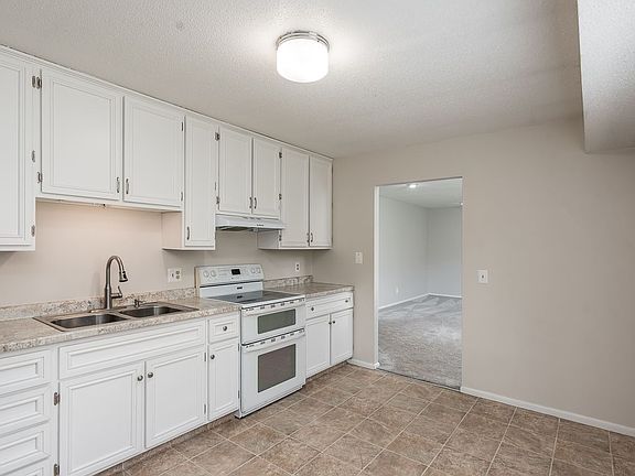 4th image of 600 Hollybrook Dr