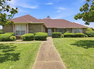 1121 The Meadows Pkwy, Desoto, TX 75115