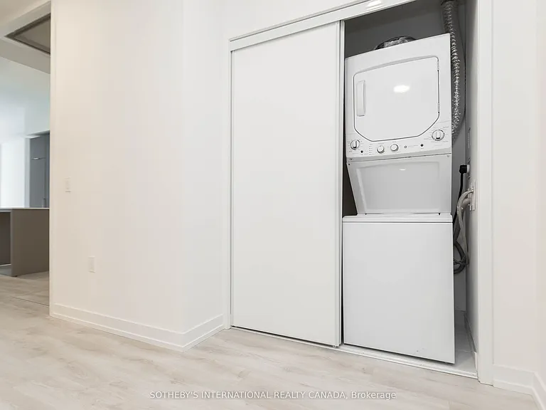 33 Helendale Ave #403 — Photo 23