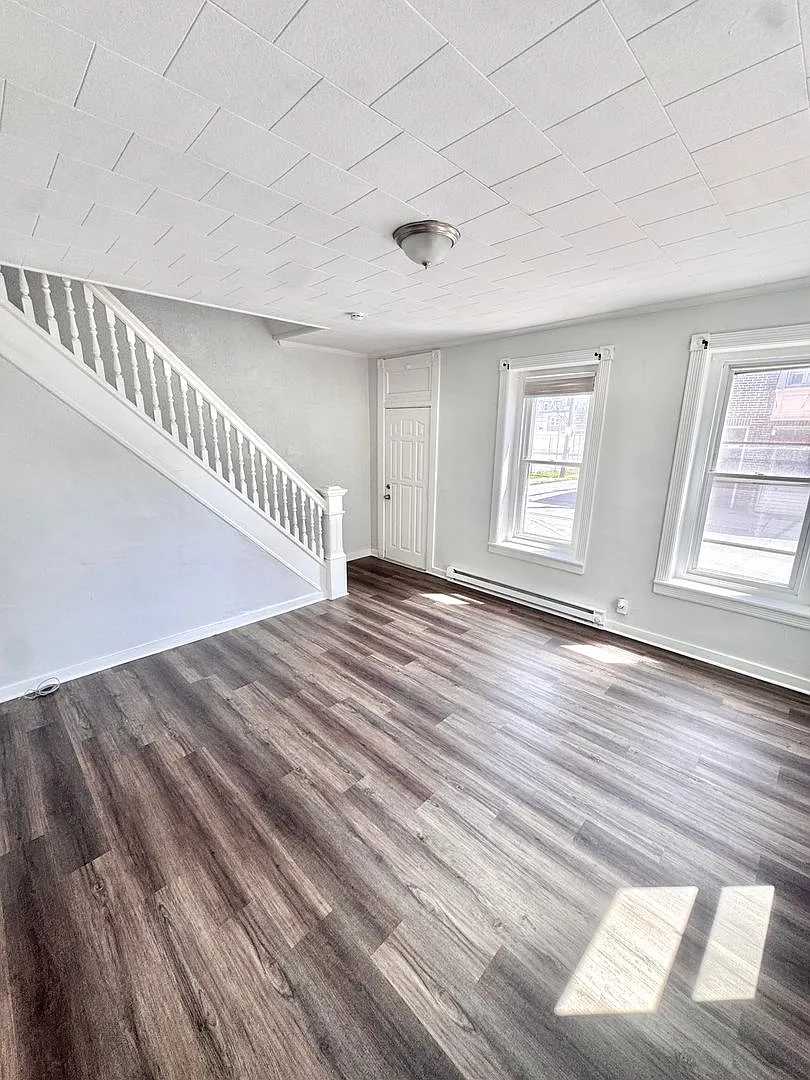 Clean & Large Three/Four Bedroom Home — Photo 3