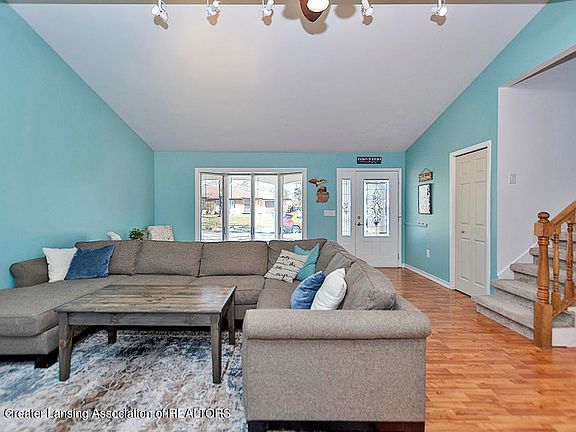 3rd image of 1014 E Colonial Park Dr