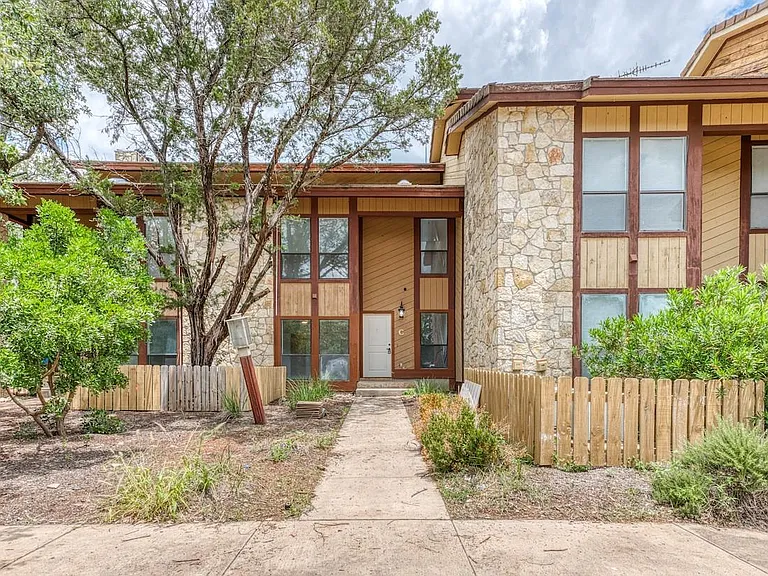 901 Cheyenne #C — Photo 2