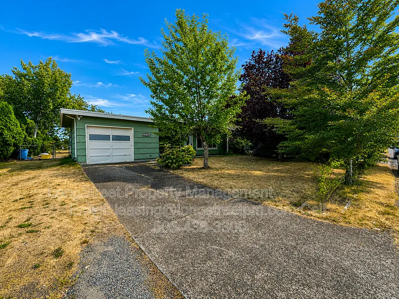 3 bed, 1.0 bath, 988 sqft, $2,395 — Photo 2