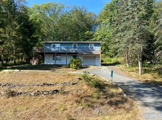 1027 Maple Lake Dr, Bushkill, PA 18324