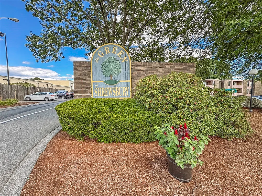 2 bed, 1.0 bath, 930 sqft, $2,290 — Photo 2