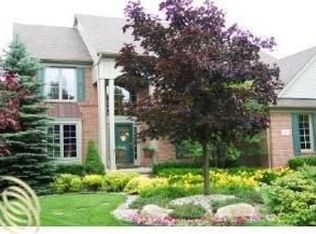 401 Wedington Ct, Rochester, MI 48307