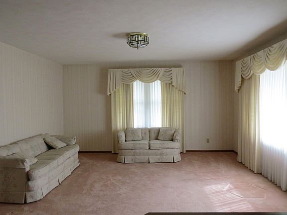 3rd image of 410 E Elm St