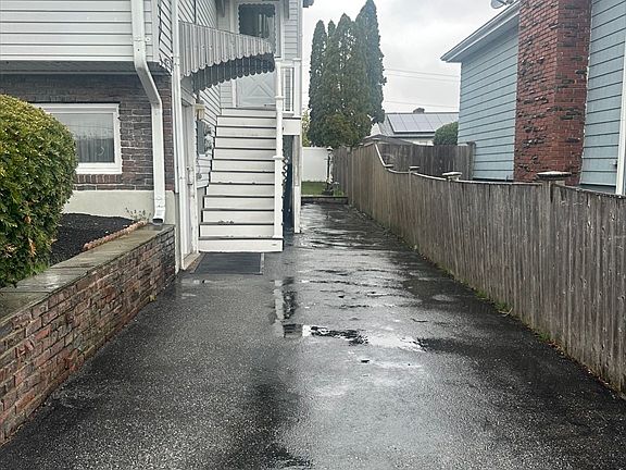 2nd image of 122 Lantern Rd