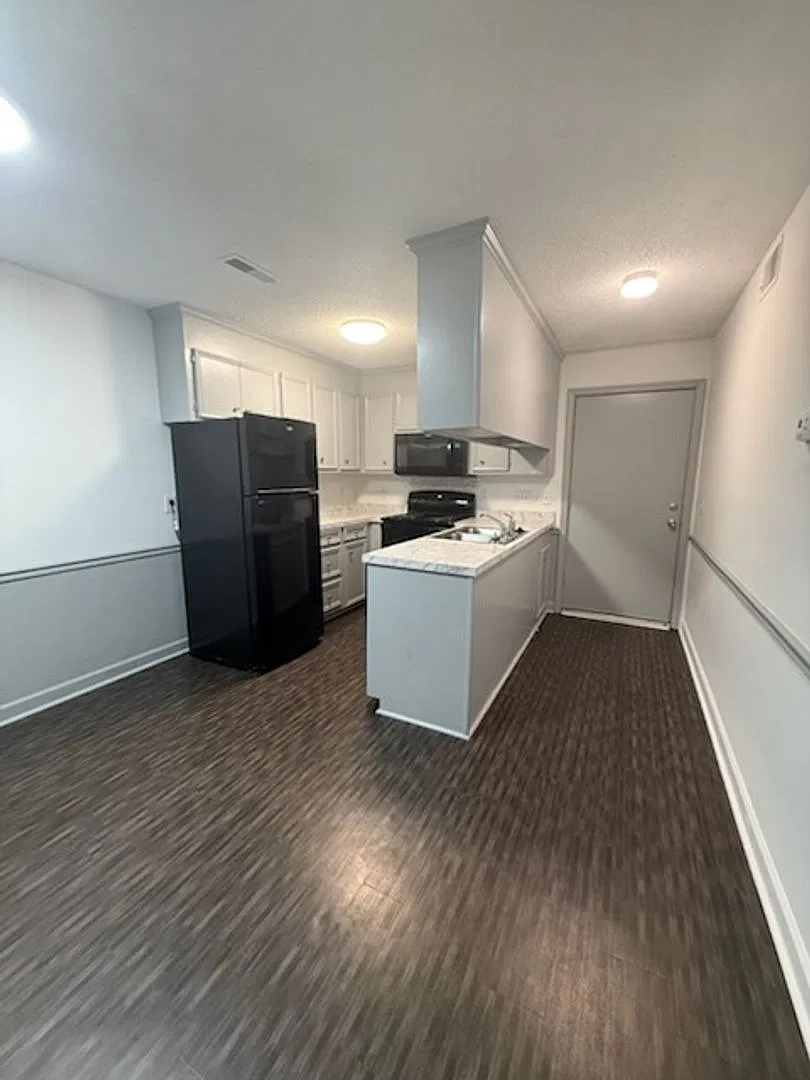 Stonehenge Apartments — Photo 3