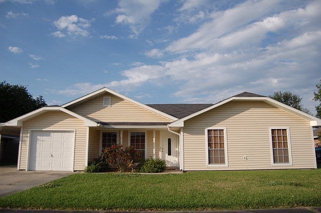 1st image of 310 N Moss Dr