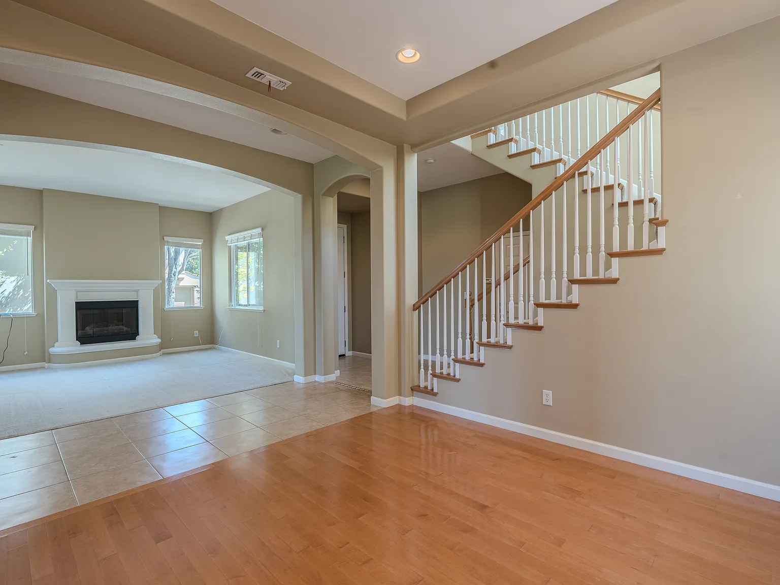 4 bed, 2.5 bath, 2594 sqft, $5,395 — Photo 3