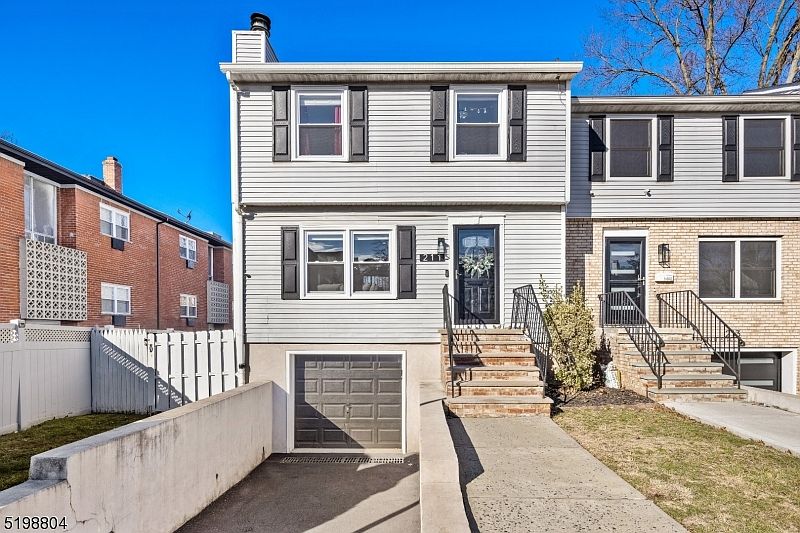 1st image of 211 N Walnut St