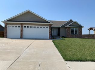 2404 Hopwood Dr, Chatham, IL 62629