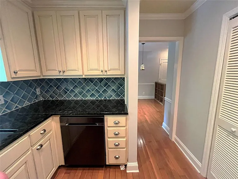 82 Montre Sq NW — Photo 15