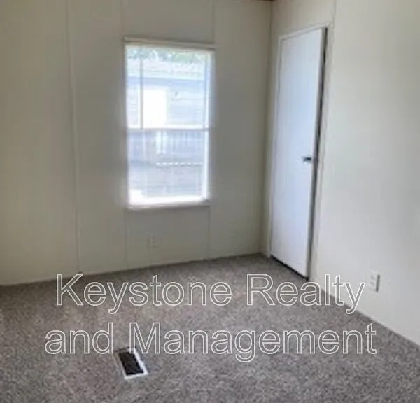 810 Monroe Ln — Photo 4