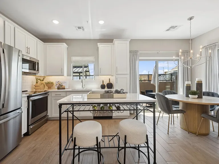 2818 W White Feather Ln — Photo 2