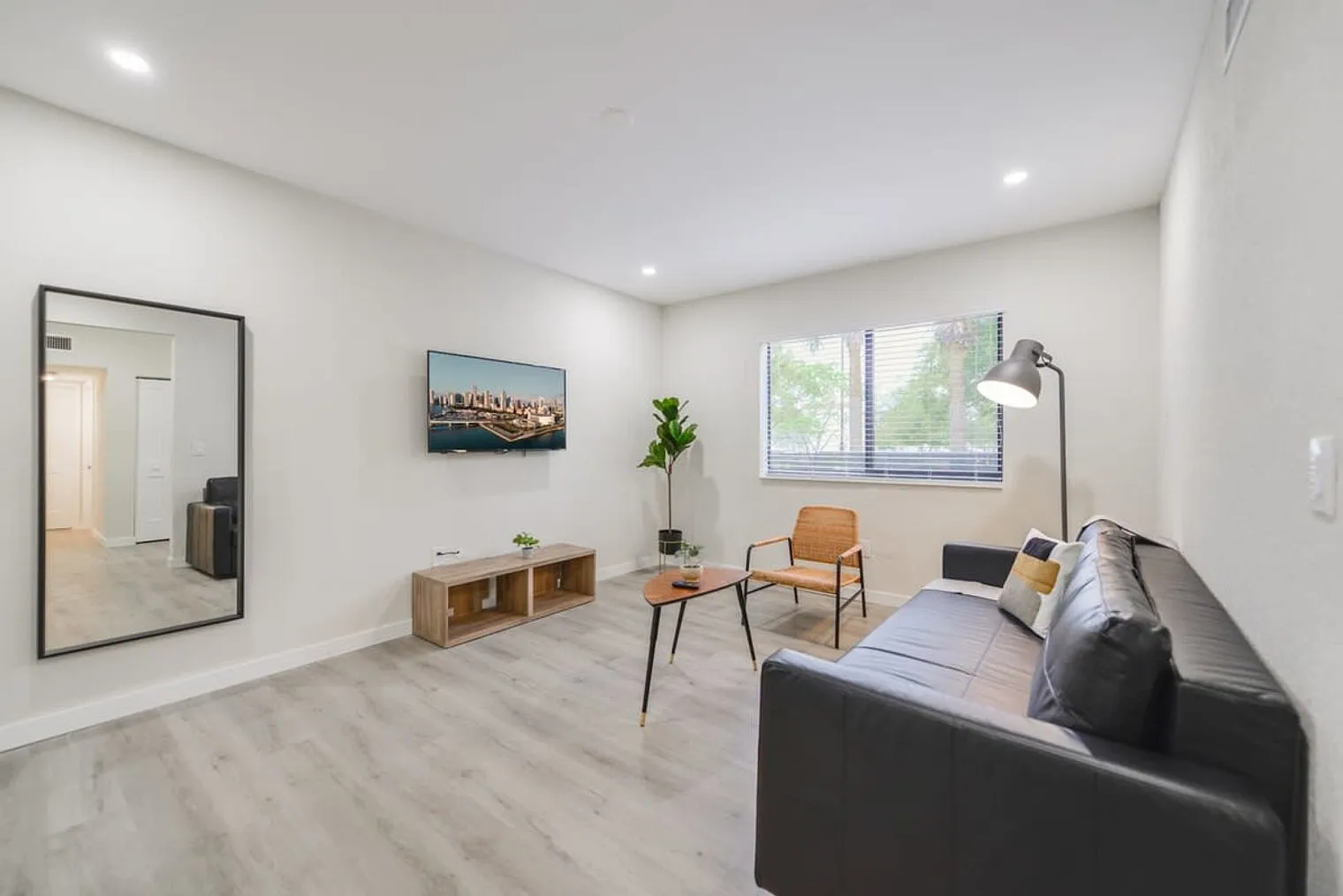 1 bed, 1.0 bath, 635 sqft, $2,057 — Photo 3