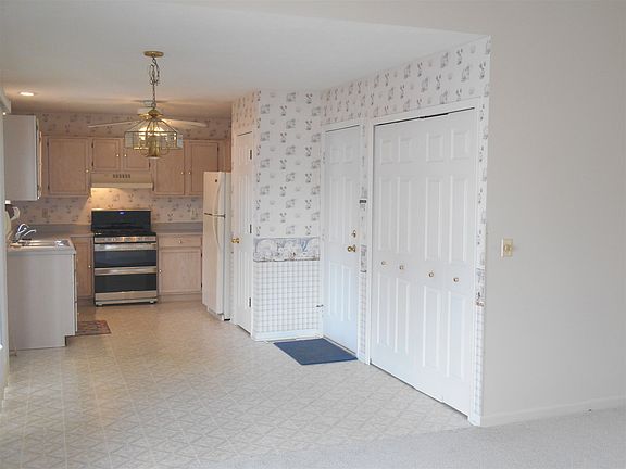 3rd image of 908 Eagle Cove Dr