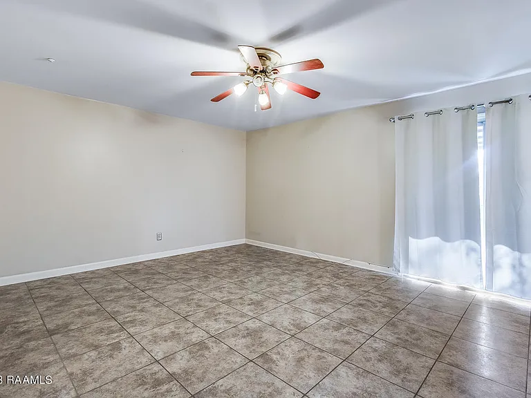 211 Versailles Blvd #10 — Photo 8