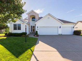 3240 Valleywynds Dr, Bettendorf, IA 52722