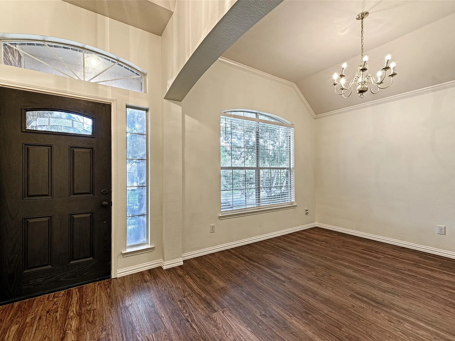 4 bed, 2314 sqft, $2,400 — Photo 3