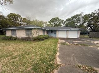 3911 Franklin Ave, Groves, TX 77619