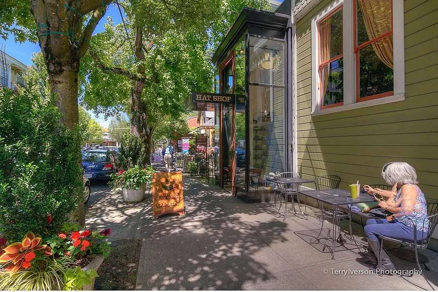 2405 NW Irving St APT 12 photo 1