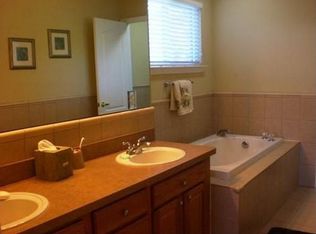 3601 Thornwood Dr, Auburn Hills, MI 48326