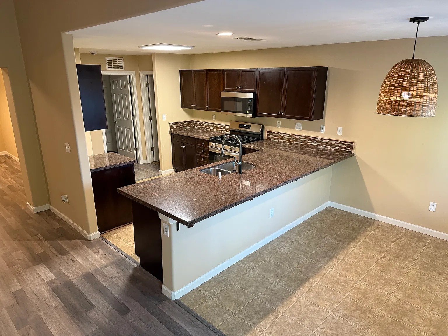 3 bed, 1697 sqft, $2,649 — Photo 4