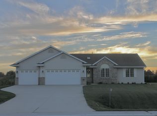 6708 Lone Oak Dr, Sheboygan, WI 53081
