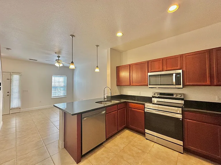 2926 SW 35th Pl #6 — Photo 5