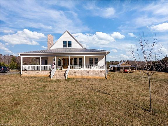 3rd image of 2120 Gold Knob Rd