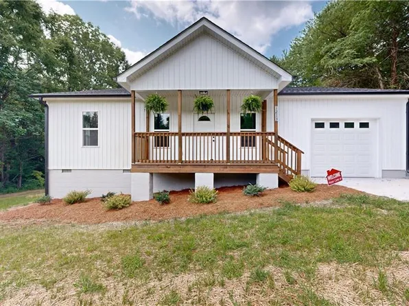 1213 Hillcrest Dr, Thomasville, NC 27360