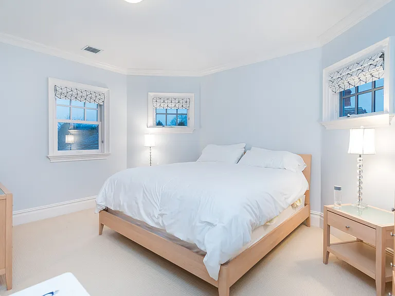 704 Ocean Rd — Photo 14