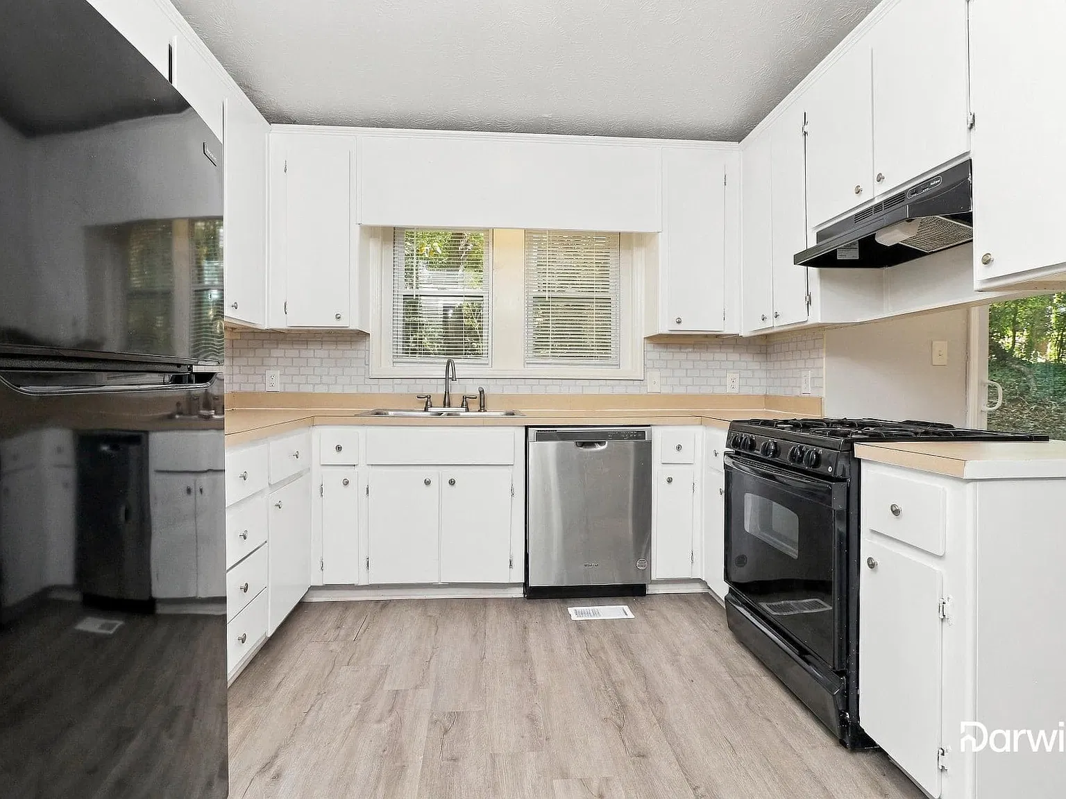 3 bed, 2.0 bath, 1365 sqft, $2,205 — Photo 3