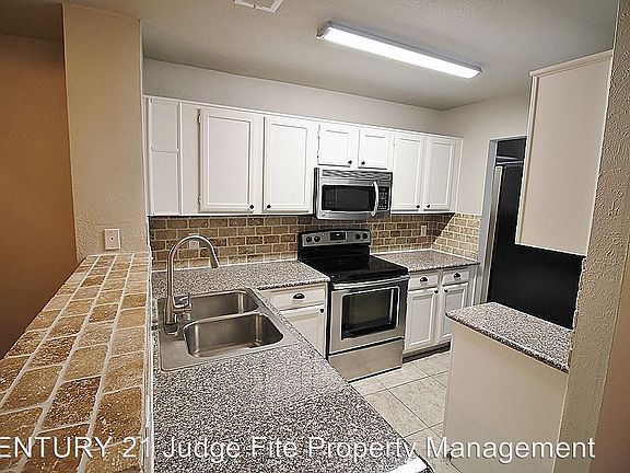 2nd image of 613 Carriagehouse Ln APT 4D
