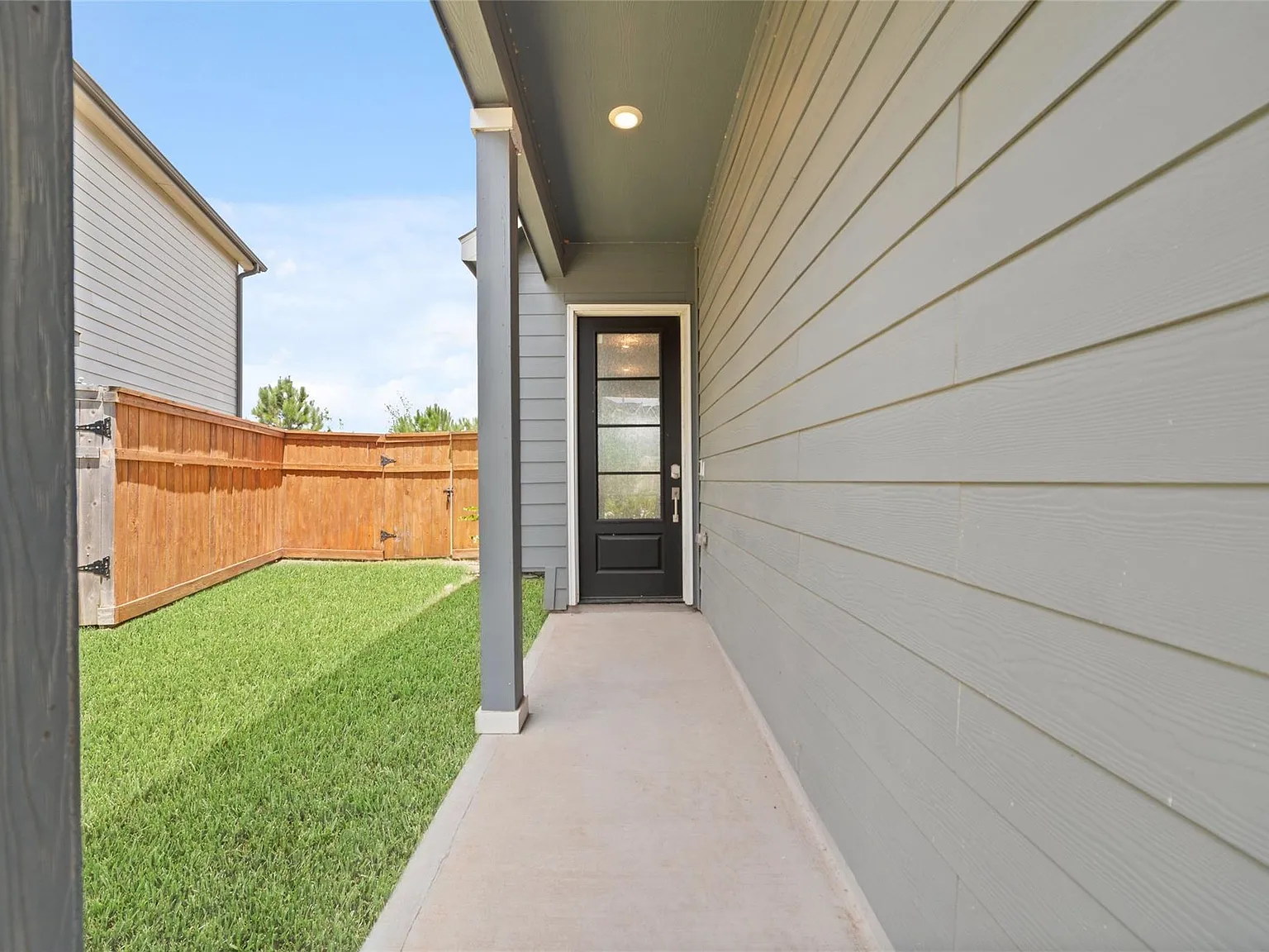 3 bed, 2.5 bath, 1889 sqft, $2,350 — Photo 3
