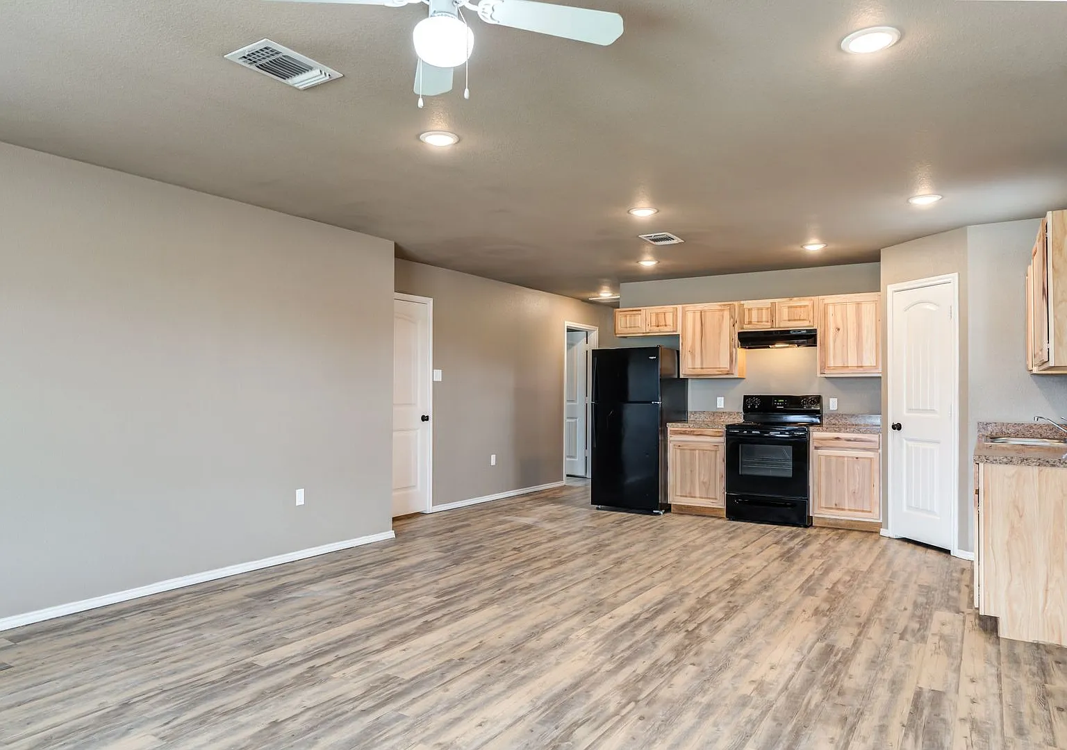 Move-In Special! Cozy 3 Bedroom Home — Photo 3