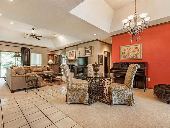 5th image of 2312 Coachlight Dr