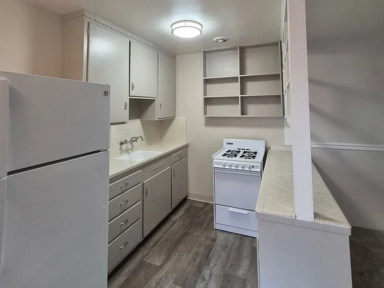Fort Sutter Manor, Classic Midtown Living! — Photo 32