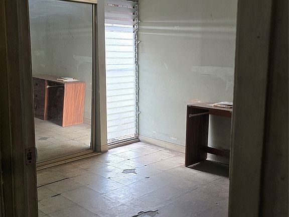 5th image of 946 Halona St