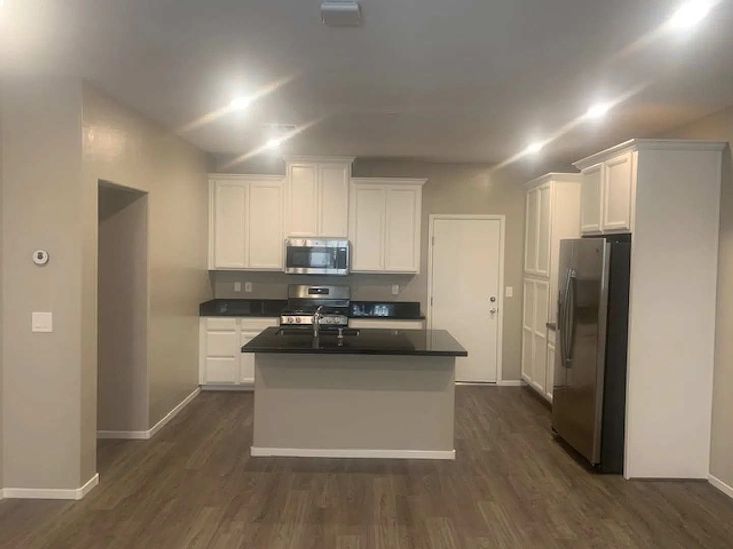 Great Townhome Centrally Located in the SW 215 Corridor-2 Car Garage — Photo 4