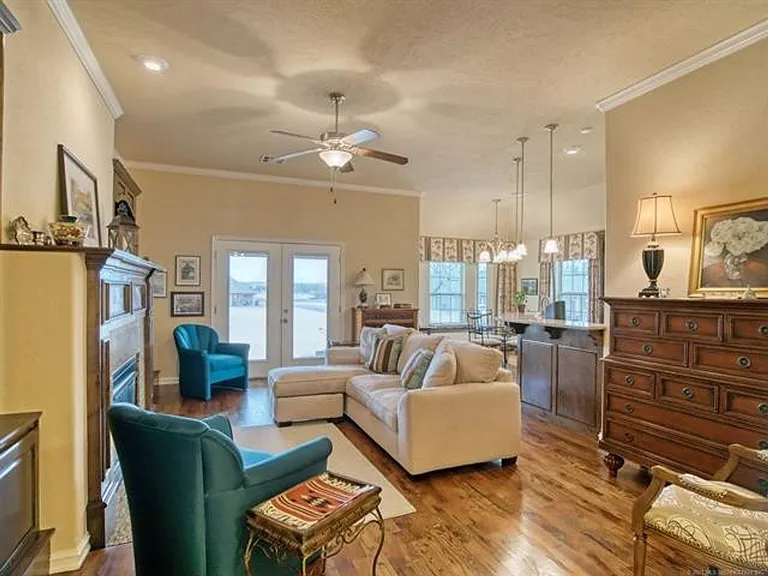 10724 Masters Cir — Photo 5
